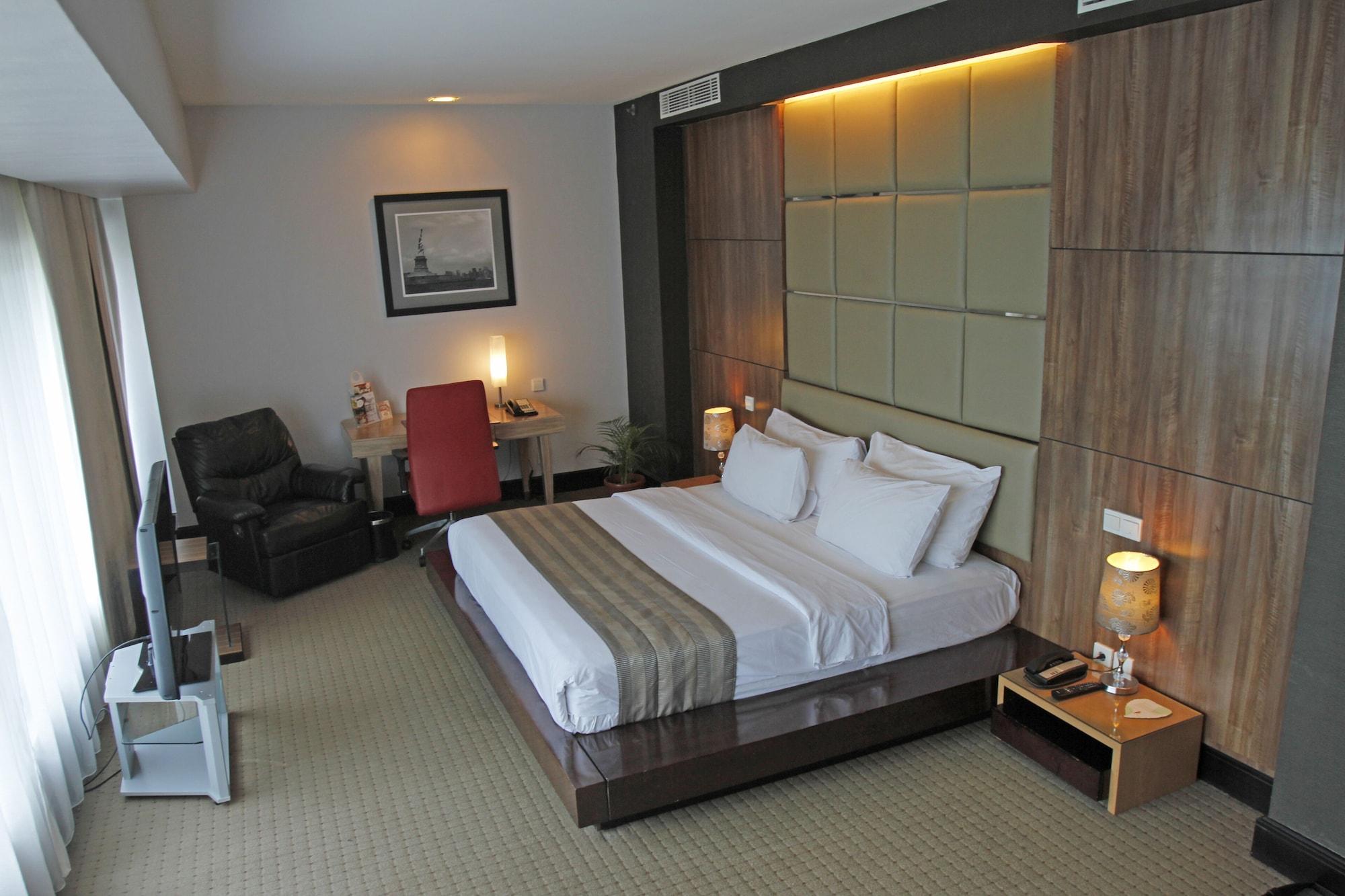 Manhattan Hotel Jakarta Exterior photo